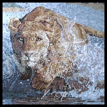 Mosaico leona en el río