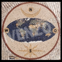 Mosaico Rosa de los vientos con el mapa del mund